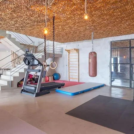 New, Spacious With Amazing Views 别墅 贝纳尔马德纳