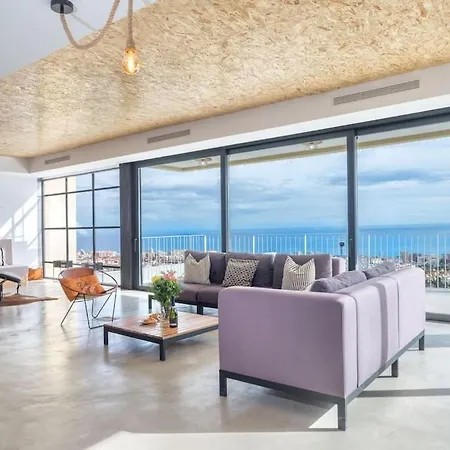 New, Spacious With Amazing Views 别墅